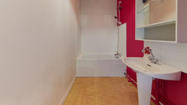 Appartement T1 à louer à Fresnes avec terrasse, parking et cave