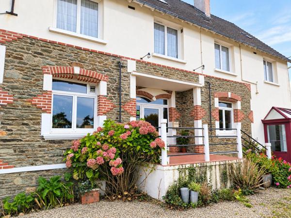 Bâtisse historique proposant un restaurant (crêperie ou autre) ou en chambres d'hôtes.