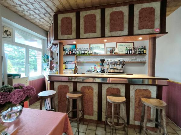 Bâtisse historique proposant un restaurant (crêperie ou autre) ou en chambres d'hôtes.