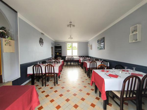 Bâtisse historique proposant un restaurant (crêperie ou autre) ou en chambres d'hôtes.