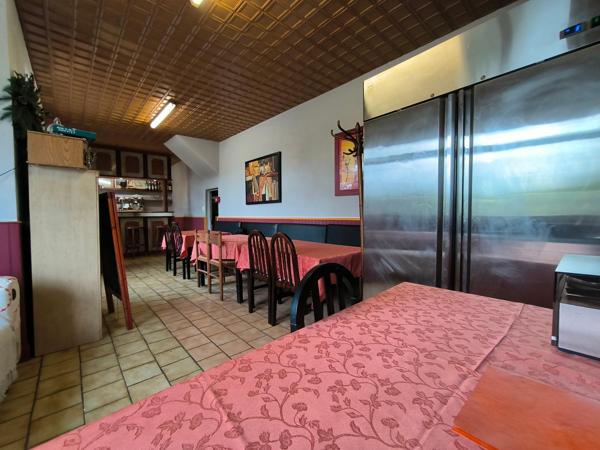 Bâtisse historique proposant un restaurant (crêperie ou autre) ou en chambres d'hôtes.