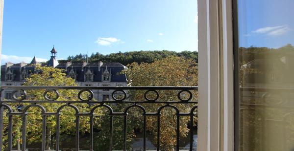 "HÔTEL DE L'ÉPÉE", UN GRAND APPARTEMENT AVEC ASCENSEUR & L'ÉLÉGANCE D'UNE ADRESSE. - L'agence Immobilier & Associés