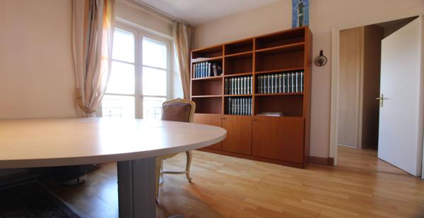 "HÔTEL DE L'ÉPÉE", UN GRAND APPARTEMENT AVEC ASCENSEUR & L'ÉLÉGANCE D'UNE ADRESSE. - L'agence Immobilier & Associés