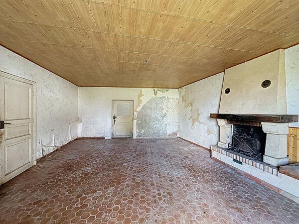 Fort potentiel pour cette maison de plain-pied à rénover de plus de 120 m² à proximité de Chalonnes-sur-Loire.