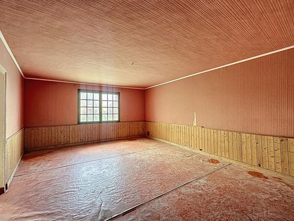 Fort potentiel pour cette maison de plain-pied à rénover de plus de 120 m² à proximité de Chalonnes-sur-Loire.