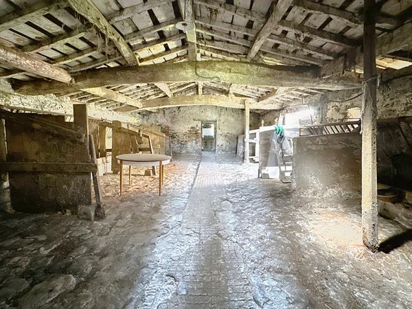 Fort potentiel pour cette maison de plain-pied à rénover de plus de 120 m² à proximité de Chalonnes-sur-Loire.