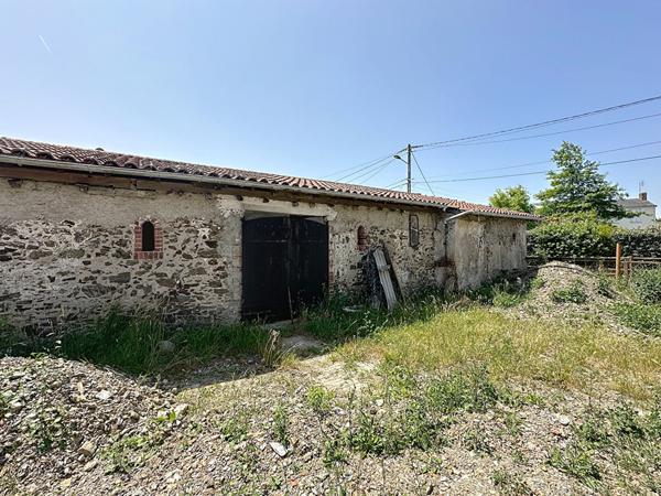 Fort potentiel pour cette maison de plain-pied à rénover de plus de 120 m² à proximité de Chalonnes-sur-Loire.