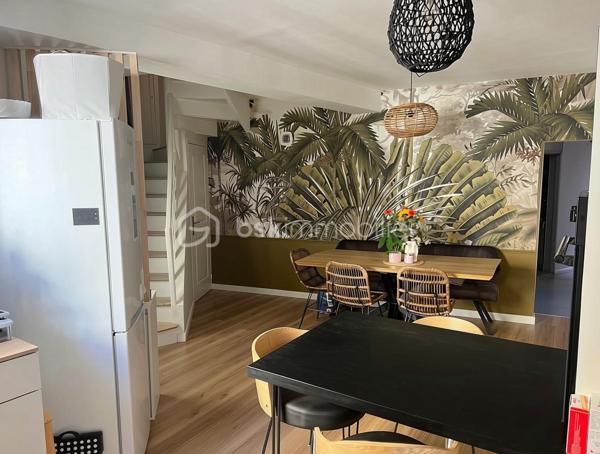 Chaleureuse, parfaitement entretenue et située dans le centre historique de Beaupreau.
Cette petite maison saura vous séduire par ses pièces rénovées avec goût, sa fonctionnalité et son état général.
Dès l'entrée, vous découvrirez une pièce de vie séjour/cuisine propre et soignée avec un accès à la terrasse extérieure directement.
Buanderie et WC sont présents également au RDC.
L'étage dispose d’un espace salon convivial avec possibilité de bureau ou deuxième chambre.
Puis à l'étage supérieur, une grande chambre de 17 m² avec une salle d'eau/wc complète ce niveau.
L'ensemble de ce bien est simple et facile à entretenir.
Une cave vient compléter ce logement sous la maison.

Située à proximité immédiate des commerces, écoles et commodités, parc de Beaupreau, cette maison offre un cadre de vie agréable au quotidien.

✅ Entretien irréprochable
✅ 3 grandes pièces principales rénovées avec goût
✅ Terrasse extérieure
✅ Proche commerces et commodités
✅ Quartier historique de Beaupreau charmant et calme

Une maison à découvrir !