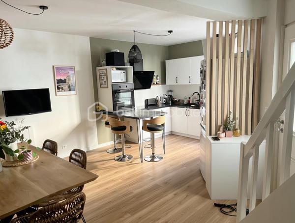 Chaleureuse, parfaitement entretenue et située dans le centre historique de Beaupreau.
Cette petite maison saura vous séduire par ses pièces rénovées avec goût, sa fonctionnalité et son état général.
Dès l'entrée, vous découvrirez une pièce de vie séjour/cuisine propre et soignée avec un accès à la terrasse extérieure directement.
Buanderie et WC sont présents également au RDC.
L'étage dispose d’un espace salon convivial avec possibilité de bureau ou deuxième chambre.
Puis à l'étage supérieur, une grande chambre de 17 m² avec une salle d'eau/wc complète ce niveau.
L'ensemble de ce bien est simple et facile à entretenir.
Une cave vient compléter ce logement sous la maison.

Située à proximité immédiate des commerces, écoles et commodités, parc de Beaupreau, cette maison offre un cadre de vie agréable au quotidien.

✅ Entretien irréprochable
✅ 3 grandes pièces principales rénovées avec goût
✅ Terrasse extérieure
✅ Proche commerces et commodités
✅ Quartier historique de Beaupreau charmant et calme

Une maison à découvrir !