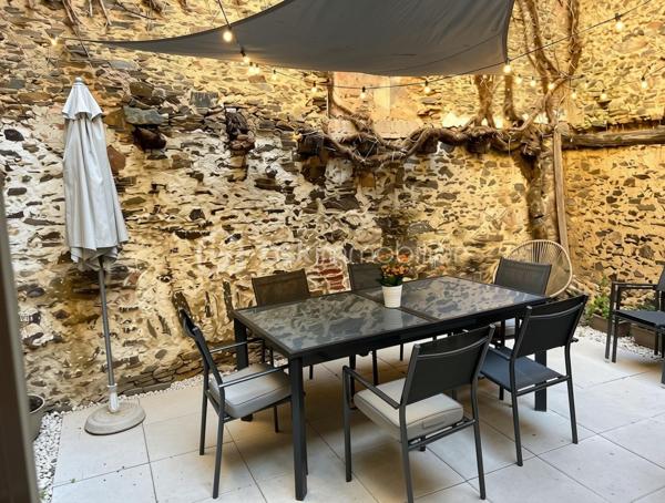 Chaleureuse, parfaitement entretenue et située dans le centre historique de Beaupreau.
Cette petite maison saura vous séduire par ses pièces rénovées avec goût, sa fonctionnalité et son état général.
Dès l'entrée, vous découvrirez une pièce de vie séjour/cuisine propre et soignée avec un accès à la terrasse extérieure directement.
Buanderie et WC sont présents également au RDC.
L'étage dispose d’un espace salon convivial avec possibilité de bureau ou deuxième chambre.
Puis à l'étage supérieur, une grande chambre de 17 m² avec une salle d'eau/wc complète ce niveau.
L'ensemble de ce bien est simple et facile à entretenir.
Une cave vient compléter ce logement sous la maison.

Située à proximité immédiate des commerces, écoles et commodités, parc de Beaupreau, cette maison offre un cadre de vie agréable au quotidien.

✅ Entretien irréprochable
✅ 3 grandes pièces principales rénovées avec goût
✅ Terrasse extérieure
✅ Proche commerces et commodités
✅ Quartier historique de Beaupreau charmant et calme

Une maison à découvrir !