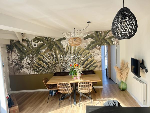 Chaleureuse, parfaitement entretenue et située dans le centre historique de Beaupreau.
Cette petite maison saura vous séduire par ses pièces rénovées avec goût, sa fonctionnalité et son état général.
Dès l'entrée, vous découvrirez une pièce de vie séjour/cuisine propre et soignée avec un accès à la terrasse extérieure directement.
Buanderie et WC sont présents également au RDC.
L'étage dispose d’un espace salon convivial avec possibilité de bureau ou deuxième chambre.
Puis à l'étage supérieur, une grande chambre de 17 m² avec une salle d'eau/wc complète ce niveau.
L'ensemble de ce bien est simple et facile à entretenir.
Une cave vient compléter ce logement sous la maison.

Située à proximité immédiate des commerces, écoles et commodités, parc de Beaupreau, cette maison offre un cadre de vie agréable au quotidien.

✅ Entretien irréprochable
✅ 3 grandes pièces principales rénovées avec goût
✅ Terrasse extérieure
✅ Proche commerces et commodités
✅ Quartier historique de Beaupreau charmant et calme

Une maison à découvrir !