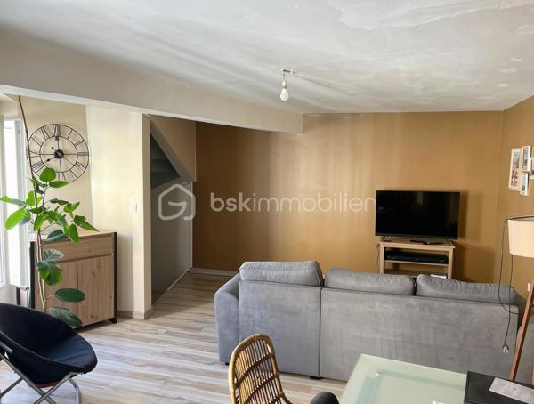 Chaleureuse, parfaitement entretenue et située dans le centre historique de Beaupreau.
Cette petite maison saura vous séduire par ses pièces rénovées avec goût, sa fonctionnalité et son état général.
Dès l'entrée, vous découvrirez une pièce de vie séjour/cuisine propre et soignée avec un accès à la terrasse extérieure directement.
Buanderie et WC sont présents également au RDC.
L'étage dispose d’un espace salon convivial avec possibilité de bureau ou deuxième chambre.
Puis à l'étage supérieur, une grande chambre de 17 m² avec une salle d'eau/wc complète ce niveau.
L'ensemble de ce bien est simple et facile à entretenir.
Une cave vient compléter ce logement sous la maison.

Située à proximité immédiate des commerces, écoles et commodités, parc de Beaupreau, cette maison offre un cadre de vie agréable au quotidien.

✅ Entretien irréprochable
✅ 3 grandes pièces principales rénovées avec goût
✅ Terrasse extérieure
✅ Proche commerces et commodités
✅ Quartier historique de Beaupreau charmant et calme

Une maison à découvrir !