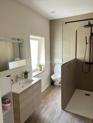 Chaleureuse, parfaitement entretenue et située dans le centre historique de Beaupreau.
Cette petite maison saura vous séduire par ses pièces rénovées avec goût, sa fonctionnalité et son état général.
Dès l'entrée, vous découvrirez une pièce de vie séjour/cuisine propre et soignée avec un accès à la terrasse extérieure directement.
Buanderie et WC sont présents également au RDC.
L'étage dispose d’un espace salon convivial avec possibilité de bureau ou deuxième chambre.
Puis à l'étage supérieur, une grande chambre de 17 m² avec une salle d'eau/wc complète ce niveau.
L'ensemble de ce bien est simple et facile à entretenir.
Une cave vient compléter ce logement sous la maison.

Située à proximité immédiate des commerces, écoles et commodités, parc de Beaupreau, cette maison offre un cadre de vie agréable au quotidien.

✅ Entretien irréprochable
✅ 3 grandes pièces principales rénovées avec goût
✅ Terrasse extérieure
✅ Proche commerces et commodités
✅ Quartier historique de Beaupreau charmant et calme

Une maison à découvrir !