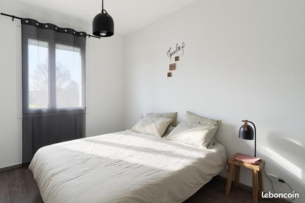 Maison Bouc Bel Air 6 pièces 154m² sur environ 1000m² de terrain + garage + piscine + 2 habitations - proches commerces - axes routiers