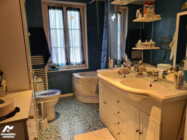 DOUDEVILLE, immeuble mixte libre, professionnel et habitation 3 chambres, accès indépendant,