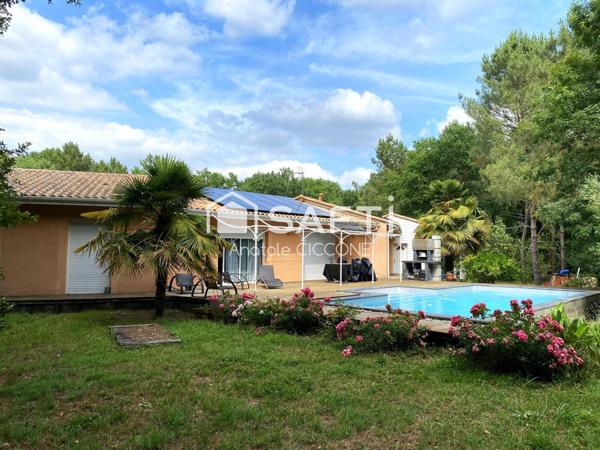 Maison traditionnelle avec grand jardin et piscine