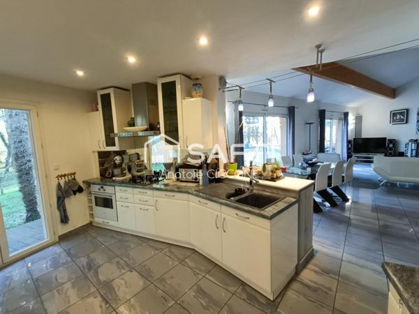 Maison traditionnelle avec grand jardin et piscine