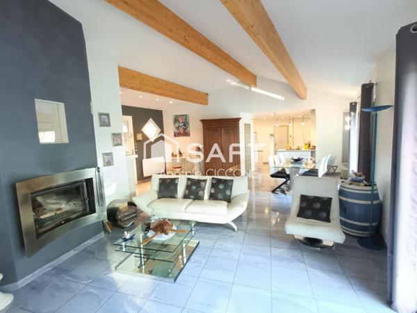 Maison traditionnelle avec grand jardin et piscine