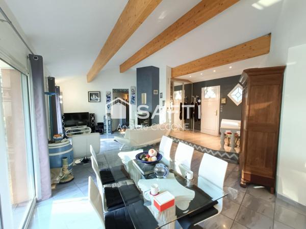 Maison traditionnelle avec grand jardin et piscine