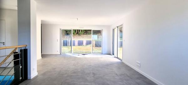 Belle maison neuve dans un cadre verdoyant