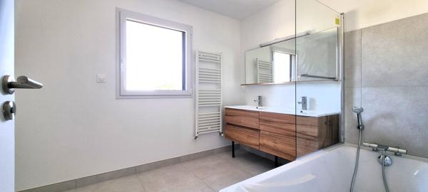 Belle maison neuve dans un cadre verdoyant