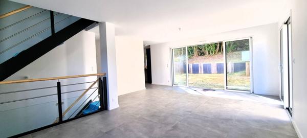 Belle maison neuve dans un cadre verdoyant