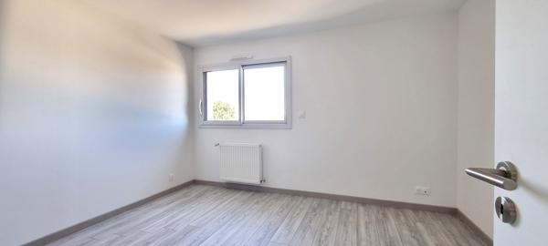 Belle maison neuve dans un cadre verdoyant