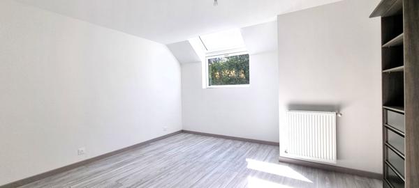 Belle maison neuve dans un cadre verdoyant