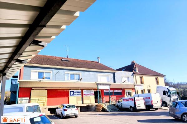 Vaste local commercial comprenant en partie supérieure 2 beaux appartements en duplex, piscine et garage