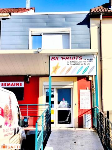 Vaste local commercial comprenant en partie supérieure 2 beaux appartements en duplex, piscine et garage