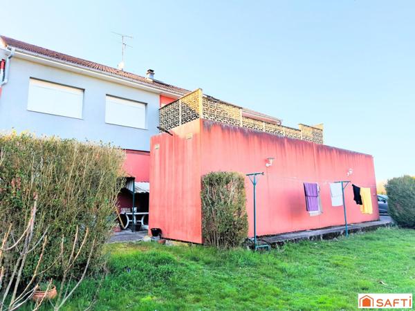 Vaste local commercial comprenant en partie supérieure 2 beaux appartements en duplex, piscine et garage