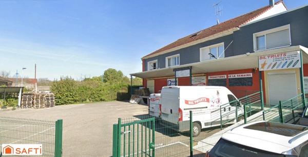 Vaste local commercial comprenant en partie supérieure 2 beaux appartements en duplex, piscine et garage