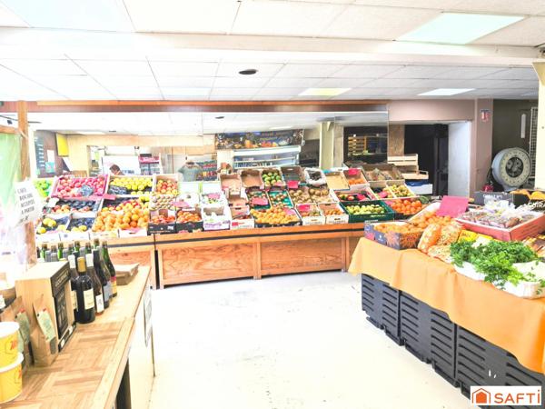 Vaste local commercial comprenant en partie supérieure 2 beaux appartements en duplex, piscine et garage