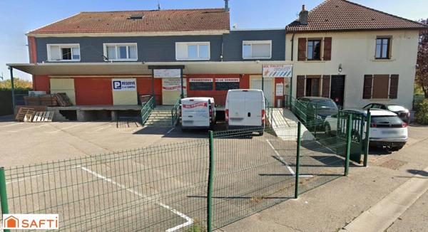 Vaste local commercial comprenant en partie supérieure 2 beaux appartements en duplex, piscine et garage