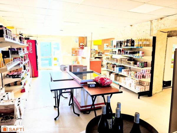 Vaste local commercial comprenant en partie supérieure 2 beaux appartements en duplex, piscine et garage