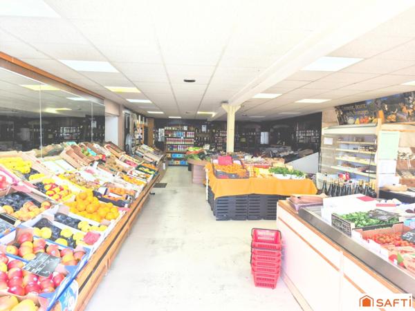 Vaste local commercial comprenant en partie supérieure 2 beaux appartements en duplex, piscine et garage