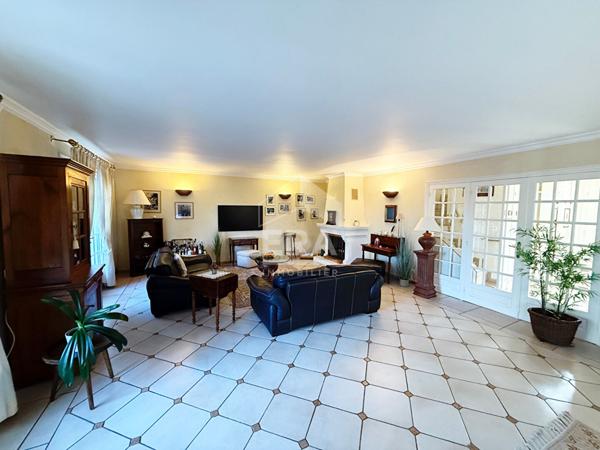 Villa - Périgny-Sur-Yerres - 5 chambres - sous-sol total.