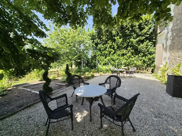Elégant presbytère de 1710 au cœur d’un village du sud de la Vallée de la Loire