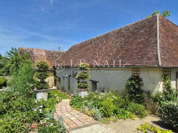 Elégant presbytère de 1710 au cœur d’un village du sud de la Vallée de la Loire
