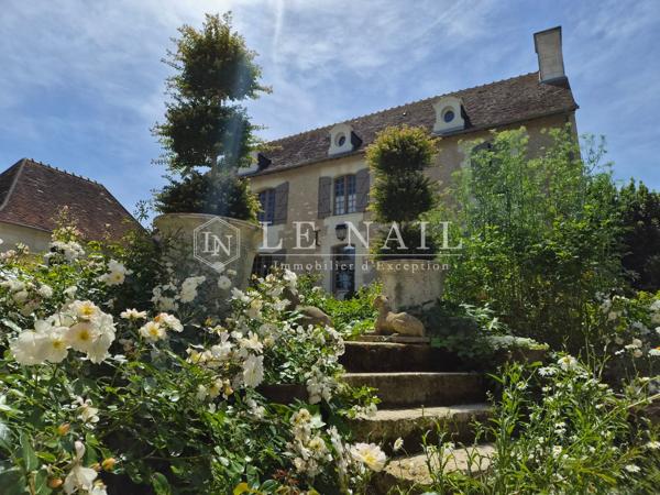 Elégant presbytère de 1710 au cœur d’un village du sud de la Vallée de la Loire