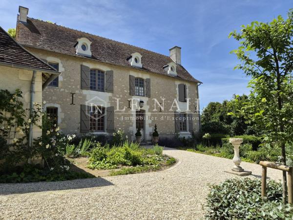 Elégant presbytère de 1710 au cœur d’un village du sud de la Vallée de la Loire