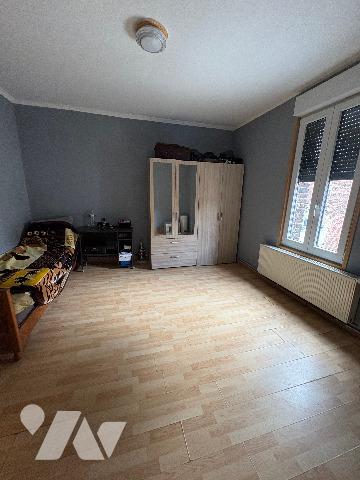 A VENDRE - Maison de ville rénovée
Charmante maison de ville en briques, idéalement située, offrant