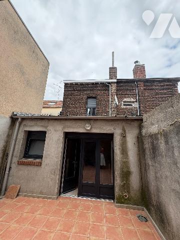 A VENDRE - Maison de ville rénovée
Charmante maison de ville en briques, idéalement située, offrant