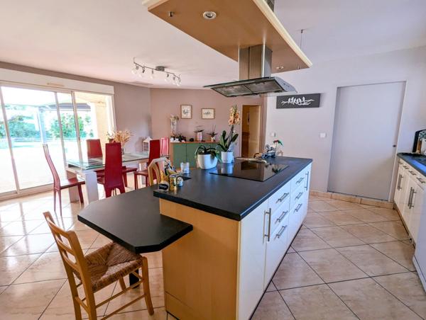 Villa d’Exception Saint Clément de riviere  – T6 de plain-pied avec Piscine et Confort Moderne