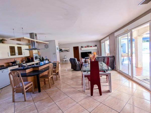 Villa d’Exception Saint Clément de riviere  – T6 de plain-pied avec Piscine et Confort Moderne