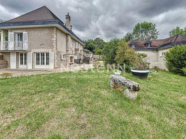 Maisons et domaine de charme à vendre à Turenne : Ensemble de 2 maisons, 180m2 habitable, 4 chambres, Terrain 2600m2, 2ème maison avec Garage pour Gîtes ou coin privatif.