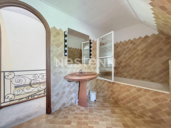 Maisons et domaine de charme à vendre à Turenne : Ensemble de 2 maisons, 180m2 habitable, 4 chambres, Terrain 2600m2, 2ème maison avec Garage pour Gîtes ou coin privatif.