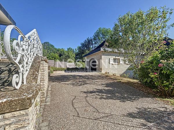 Maisons et domaine de charme à vendre à Turenne : Ensemble de 2 maisons, 180m2 habitable, 4 chambres, Terrain 2600m2, 2ème maison avec Garage pour Gîtes ou coin privatif.