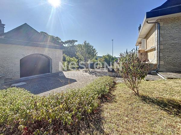 Maisons et domaine de charme à vendre à Turenne : Ensemble de 2 maisons, 180m2 habitable, 4 chambres, Terrain 2600m2, 2ème maison avec Garage pour Gîtes ou coin privatif.