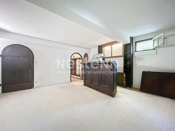 Maisons et domaine de charme à vendre à Turenne : Ensemble de 2 maisons, 180m2 habitable, 4 chambres, Terrain 2600m2, 2ème maison avec Garage pour Gîtes ou coin privatif.